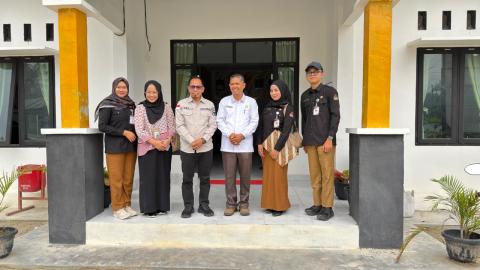 Nurmaidani beserta Ketua KPU dan Lurah Banjar XII